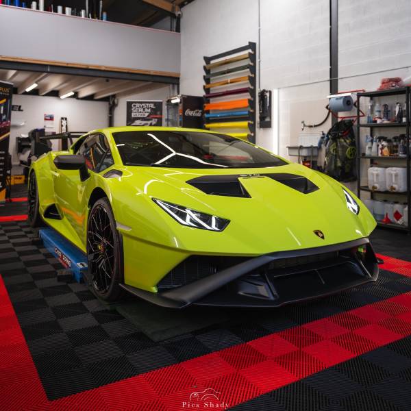 Pose de film de protection PPF Xpel sur Lamborghini Huracan STO à Bienne (2500) dans le canton de Berne