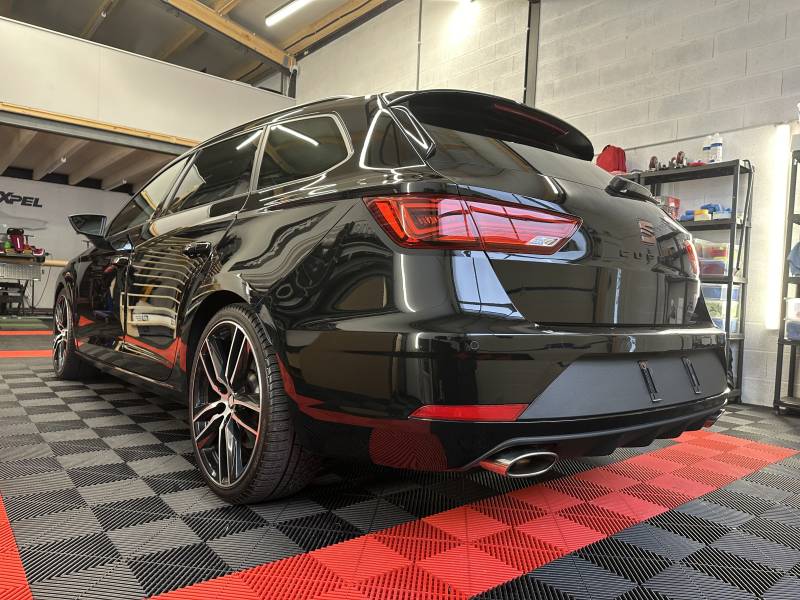 Polissage et correction du vernis pour une pose de traitement céramique GTechniq Crystal Serum Ultra sur une Seat Leon Cupra à la Chaux-de-Fonds (2300)