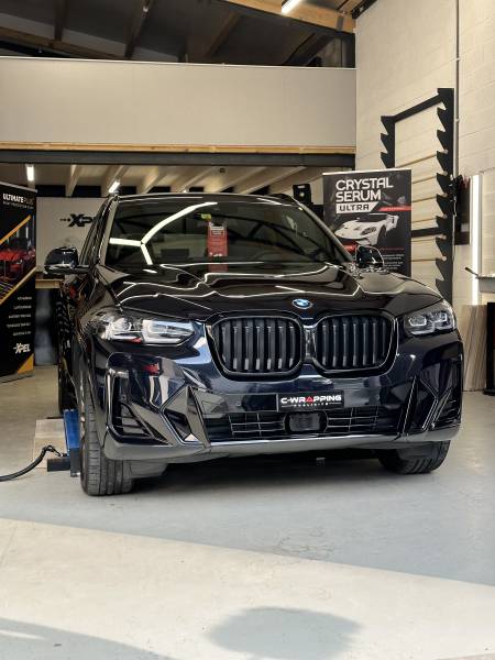 BMW X3, traitement céramqiue GTECHNIQ Crystal Serum Ultra, pour une dureté de vernis à toute épreuves et une facilité d'entretien inégalée.